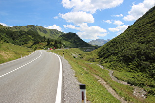 zwischen Alpe Rauz und Passhöhe, Blick über den Rauzbach auf den Galzig und am Horizont v. l. n. r. Riffle, Vordere Rendlspitze und Riffelspitze …