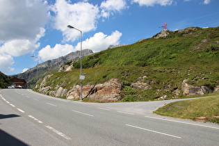 … und Blick zur Passhöhe, am Horizont Trittkopf und Pazüelfernerspitze