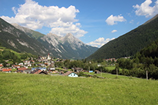 Blick über die Talstufe auf Pettneu, dahinter Griesmuttekopf und Eisenspitze