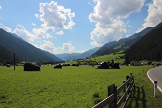 … und Blick talaufwärts auf Pettneu