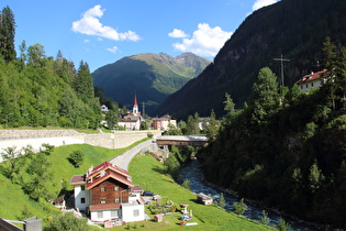 in Strengen, Blick auf die Rosanna und auf v. l. n. r. Giggler Spitze, Kegelspitze und Gamsbergkopf