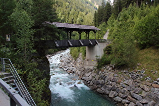 Blick über die Sanna auf die oberste Sannbrücke, dahinter die Rosanna