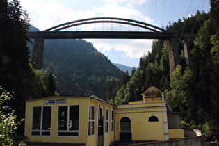 … und Blick über das Wasserkraftwerk Wiesberg auf die Trisannabrücke und ins Paznaun