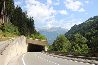 Blick über das Südportal des Tunnel-/Galerie-Bauwerks im Gfäll auf Schloss Wiesberg und auf v. l. n. r.Simeleskopf, Blankahorn, Wannenkopf und Rauer Kopf