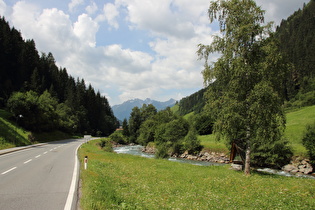 zwischen See und Seßleebene, Blick über die Trisanna flussaufwärts auf Berge der Verwallgruppe