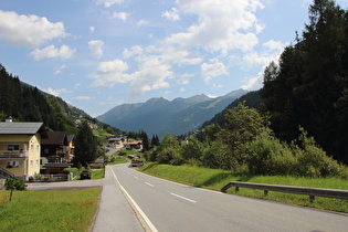 in Holdernacher Au, Blick talabwärts auf v. l. n. r. Giggler Spitze, Gamsbergkopf, Gamsbergspitze, Rotpleiskopf und Blankakopf