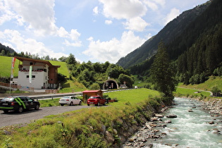 Nordportal des zweituntersten der vier Tunnel zwischen Nederle und Ischgl, mit Sommerumfahrung