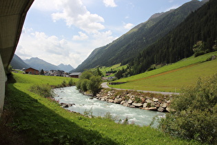 Blick über die Trisanna auf Ischgl, dahinter der Predigberg