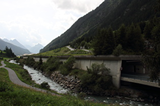 Radweg, Trisanna und Graf Bärentalgalerie, dahinter Mathon