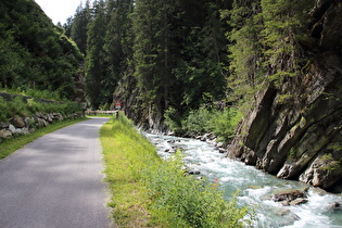 … und Blick flussaufwärts auf eine Talenge