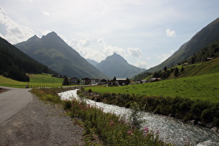 Blick über die Trisanna auf Tschafein und auf v. l. n. r. Hochnörderer, Gorfenspitze, Vallüla und Ballunspitze