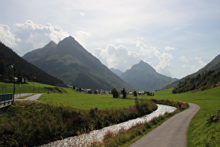 Westrand von Tschafein, Blick über die Trisanna auf Galtür und auf v. l. n. r. Hochnörderer, Gorfenspitze, Vallüla und Ballunspitze