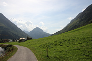 Blick auf ein Haus mit Lawinenkeil und die Ballunspitze …