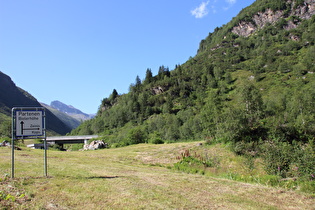 Abzweig zum Zeinisjoch, dahinter die Hennespitze