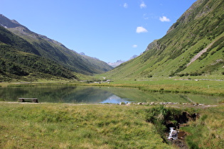 Blick über einen anderen Teich bergauf