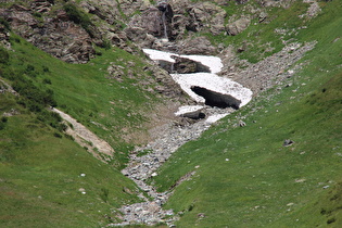 Zoom auf Schneereste über dem Zufluss