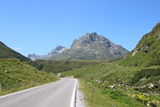 Blick zur Oststaumauer des Silvretta-Stausees und auf v. l. n. r. Sonntagsspitze, Verhupfspitze und Kleine Lobspitze …