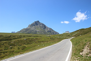 Blick auf Oststaumauer des Silvretta-Stausees, Passhöhe und Kleine Lobspitze