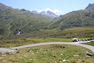 Blick über die zweitoberste Kehre auf v. l. n. r. Mittlere und Hintere Getschnerspitze und Madlenerspitze