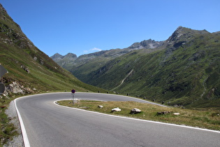 Blick über die oberste Kehre auf v. l. n. r. Hochnörderer, Nördererspitze, Bodmerspitze und Hennespitze