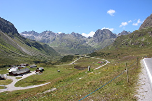 östlich des Silvretta-Stausees, Blick über Silvrettadorf auf Östliche Plattenspitze, Blodigturm, Valgragestürme, Südliche und Nördliche Valgragesspitze und Hochmaderer …