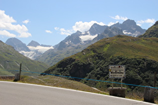 östlich des Silvretta-Stausees, Blick auf v. l. n. r. am Horizont Großer Piz Buin, Kleiner Piz Buin, Silvrettahorn, Schattenspitze, Schattenkopf und Klostertaler Egghorn