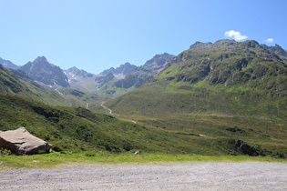 Blick auf v. l. n. r. Kleinlitzner, Westliche Kromerspitze, Östliche Plattenspitze, Blodigturm, Valgragestürme und einen unbenannten Berg …