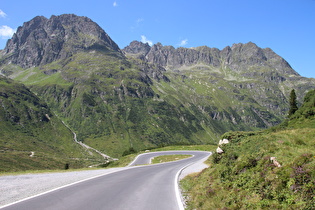 … und Blick bergab auf v. l. n. r. Hochmaderer, Stritkopf und Tschambreuspitze