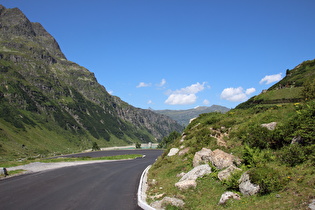 weiter unten, Blick talabwärts auf Vermuntstausee und am Horizont v. l. n. r. Valschavieler Maderer, Tafamunter Augstenberg und Versalspitze