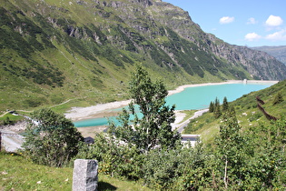 weiter unten, Blick auf den Vermuntstausee, links der Abfluss des Vorsees in den Vermuntstausee, am Horizont der Valschavieler Maderer …