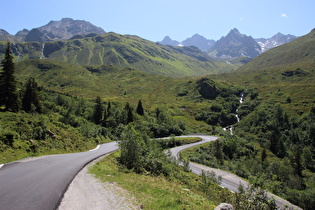 … und Blick auf den Kromerbach und auf v. l. n. r. Kleine Lobspitze, Tschifernella, Großlitzner, Großes Seehorn, Kleinlitzner und Westliche Kromerspitze