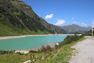 am Ostufer des Vermuntstausees, Blick zur Staumauer und auf Tafamunter Augstenberg und Versalspitze, rechts davon weitere Berge des Valschavielkamms