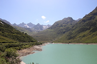 wenig weiter, Blick auf die Staumauer des Vorsees und v. l. n. r. Glötterspitze, Großlitzner, Großes Seehorn, Kleinlitzner und Westliche Kromerspitze, rechts davor ein unbenannter Berg, …