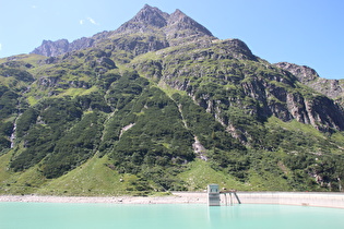 … Blick auf Westufer und Staumauer, darüber Stritkopf und Tschambreuspitze …