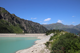 … und Blick über Ostufer und Staumauer auf Tafamunter Augstenberg und Versalspitze, rechts davon weitere Berge des Valschavielkamms