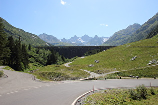 Staumauer des Vermuntstausees, dahinter  Kleine Lobspitze, Glötterspitze, Großlitzner, Großes Seehorn und Kleinlitzner, rechts davor ein unbenannter Berg