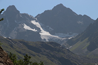 Zoom auf Großlitzner und Großes Seehorn, darunter der Litznergletscher, davor die Saarbrücker Hütte