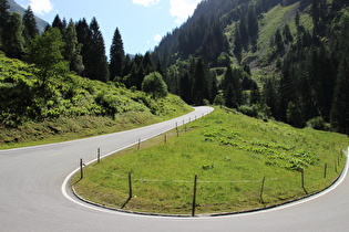 … und Blick bergauf über deren unterste Kehre