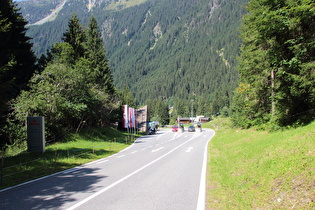 Blick bergab auf die Mautstelle Partenen