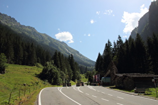 Blick bergauf auf die Mautstelle Partenen