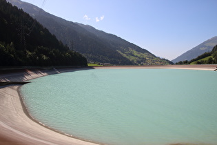 Blick über das Ausgleichsbecken Rifa talabwärts …