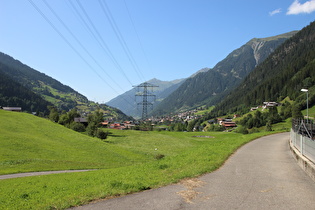 ums Ausgleichsbecken rum, Blick talabwärts auf Gaschurn …