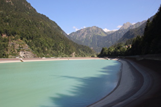 … und Blick talaufwärts über das Ausgleichsbecken Rifa