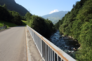 Blick von einer Illbrücke flussabwärts Richtung Bartholomäberg