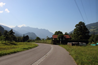 in Tschagguns, Blick zur Vandanser Steinwand, links deren höchster Berg, die Zimba