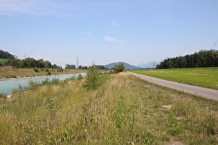 … und Blick flussabwärts zum Kummenberg