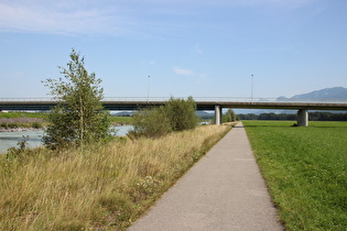 … und Blick flussabwärts auf die Brücke