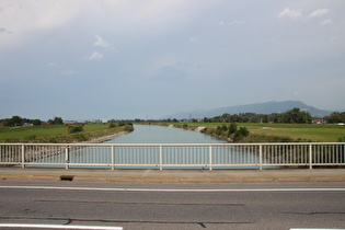 Blick von der nächsten Brücke flussabwärts zum Pfänder …