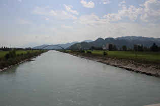 … und Blick flussaufwärts zur Eisenbahnbrücke