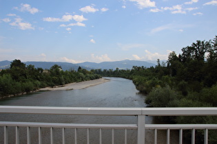 die Bregenzer Ach zwischen Hard und Bregenz, Blick flussaufwärts …